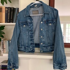 Levi’s cropped denim jacket